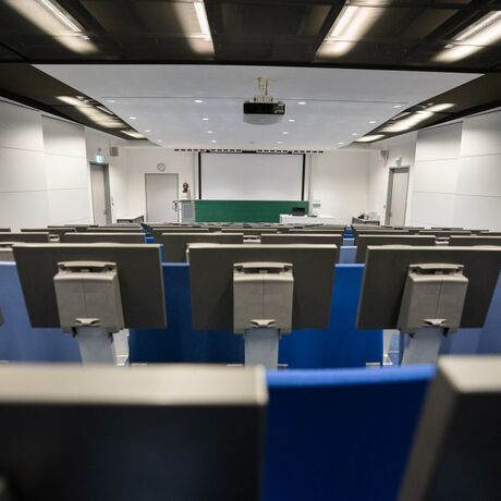 Geräumiger TUDIAS Hörsaal mit Leinwand